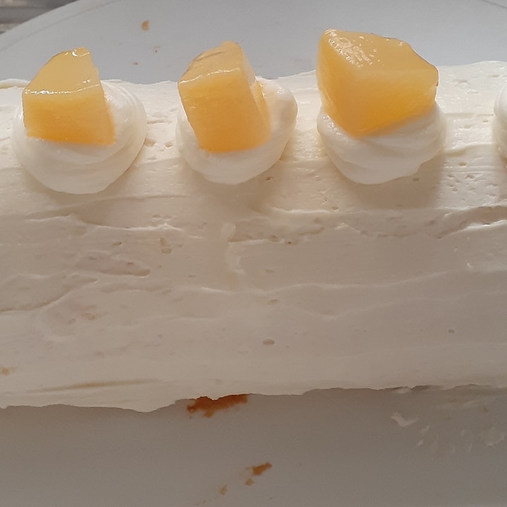 桃とチーズの白いロールケーキ